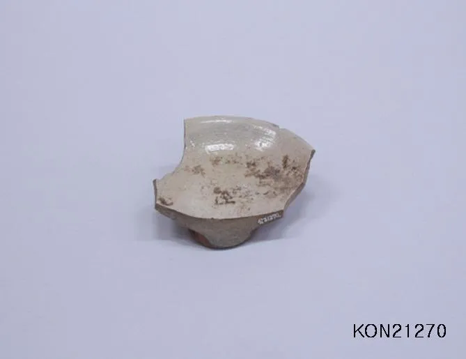 분청사기덤벙접시편 — 국립공주박물관 소장