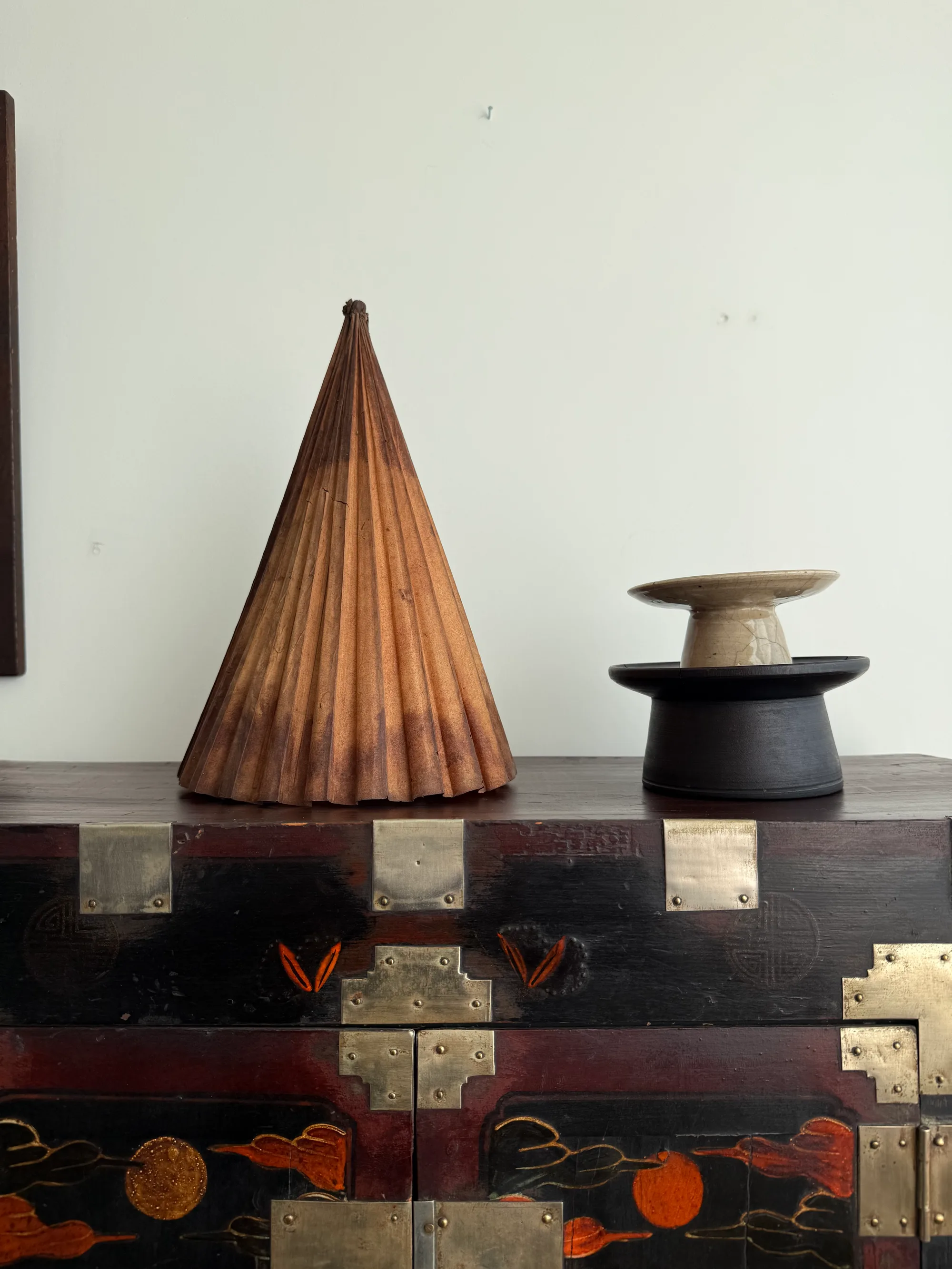 GOBOKII atelier — a galmo and a ceramic stand on a painted lacquer chest