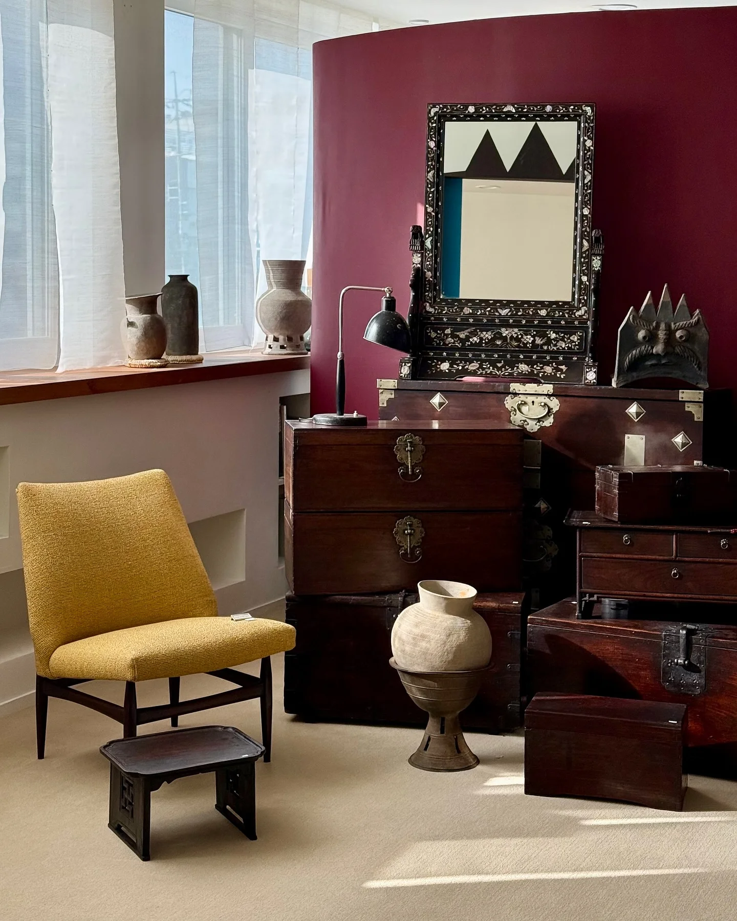 A mother-of-pearl mirror stand, a Joseon chest, and a chair of today, side by side