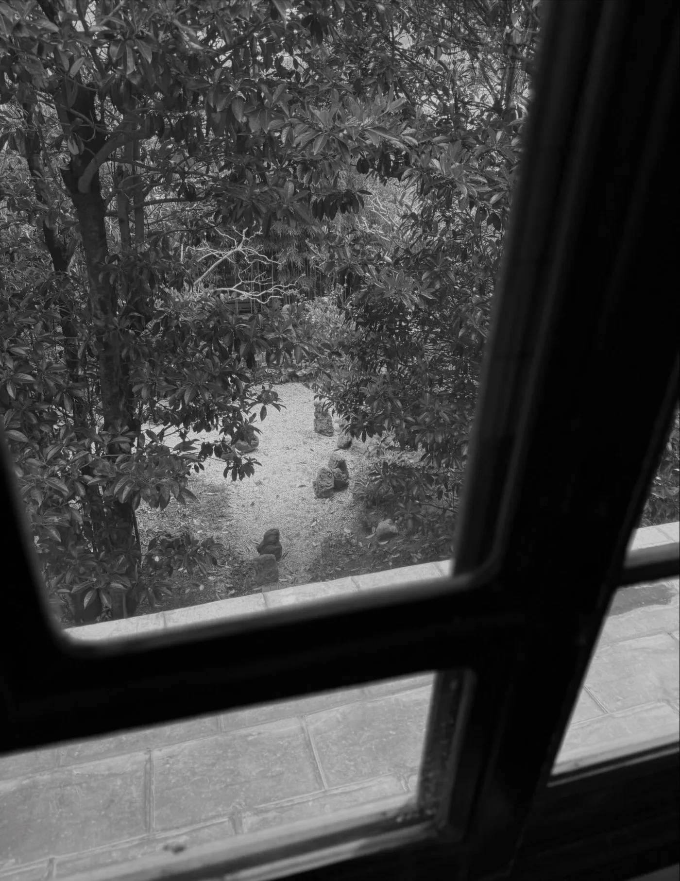 A dangsin statue looking out at the garden through an Ochoryang window